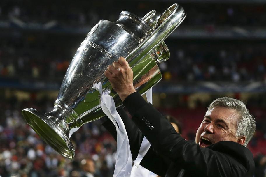 Carlo Ancelotti solleva la Champions 2014 vinta sulla panchina del Real Madrid. In carriera ne ha conquistate 5, 2 da calciatore (con il Milan) e 3 da tecnico (due con il Milan oltre a quella con i blancos). Epa